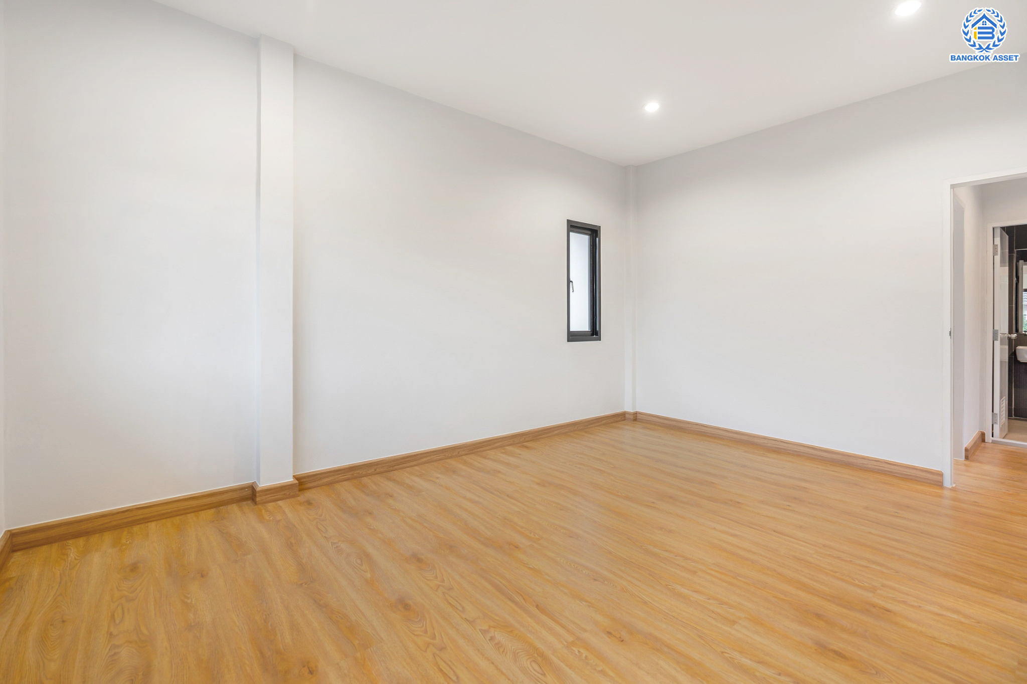 บ้านมือสองตกแต่งใหม่ ม.บ้านสาวิตรี พุทธมณฑลสาย3 หลังมุม เนื้อที่ 54.2 ตร.ว. ฟังก์ชัน 3 ห้องนอน 2 ห้องน้ำ จอดรถได้ 2 คัน บนทำเลใกล้ทางคู่ขนานลอยฟ้าบรมราชชนนี ม.มหิดล เซ็นทรัลศาลายา และรายล้อมด้วยสิ่งอำนวยความสะดวกครบ!…